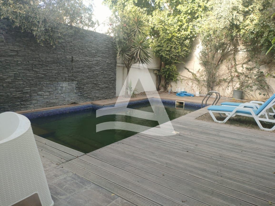 Une villa avec piscine à la soukra image 5