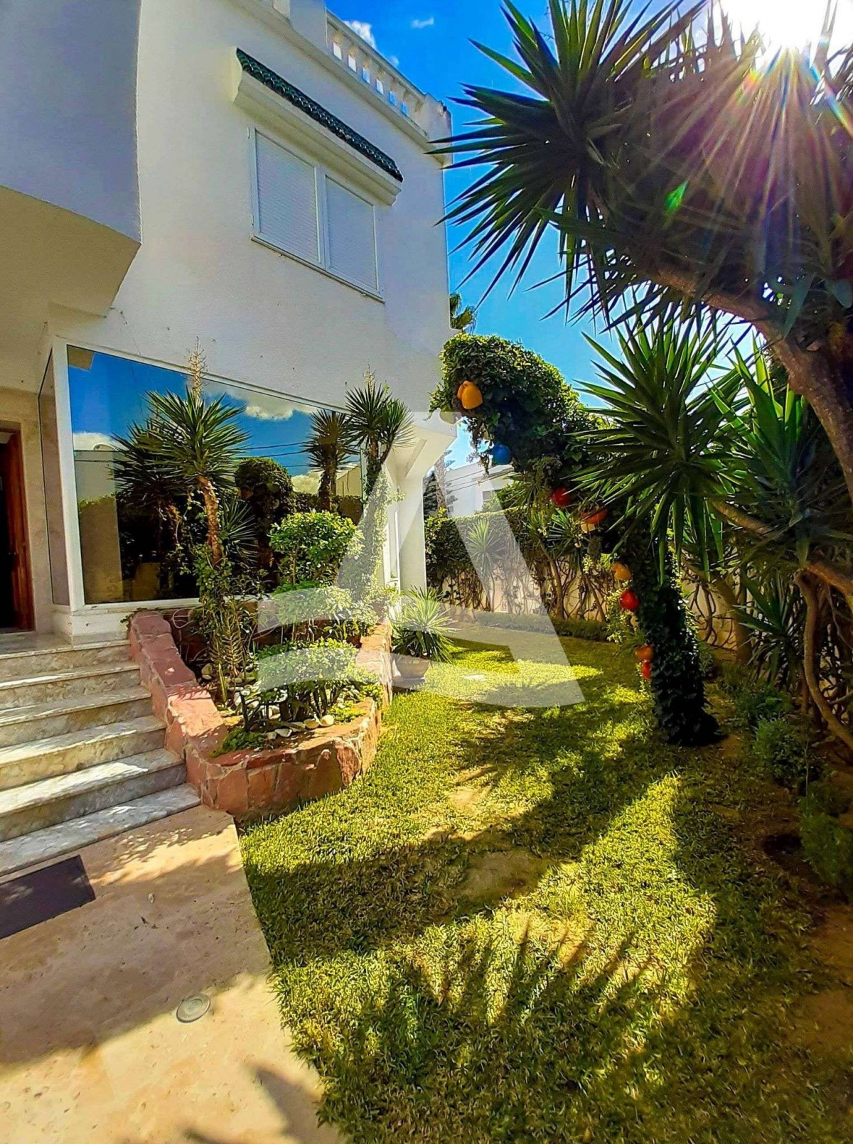 Location d'une superbe villa avec piscine, à la Marsa image 3