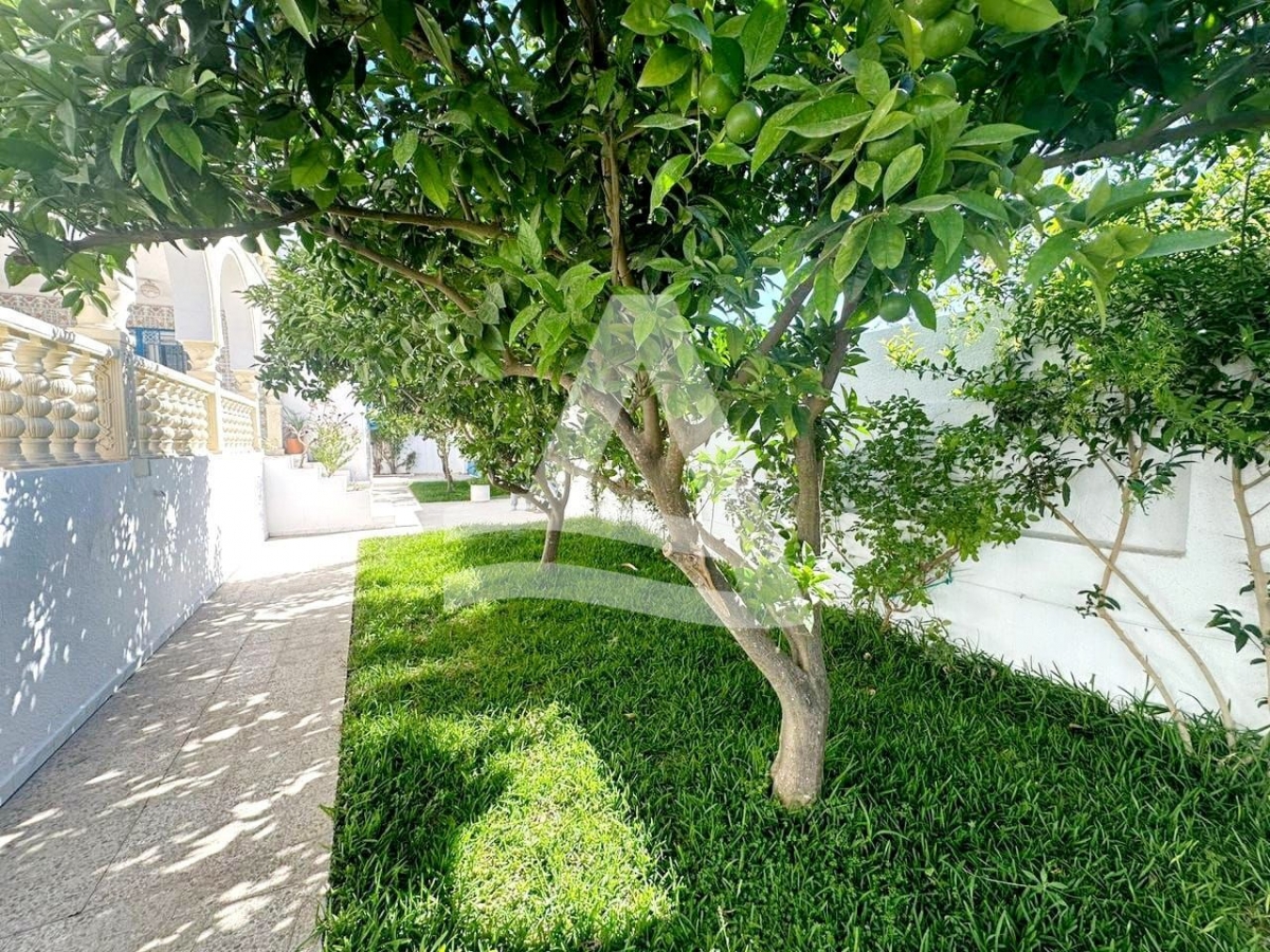 Une villa en duplex avec un grand jardin et piscine, à Sidi Bousaid image 1