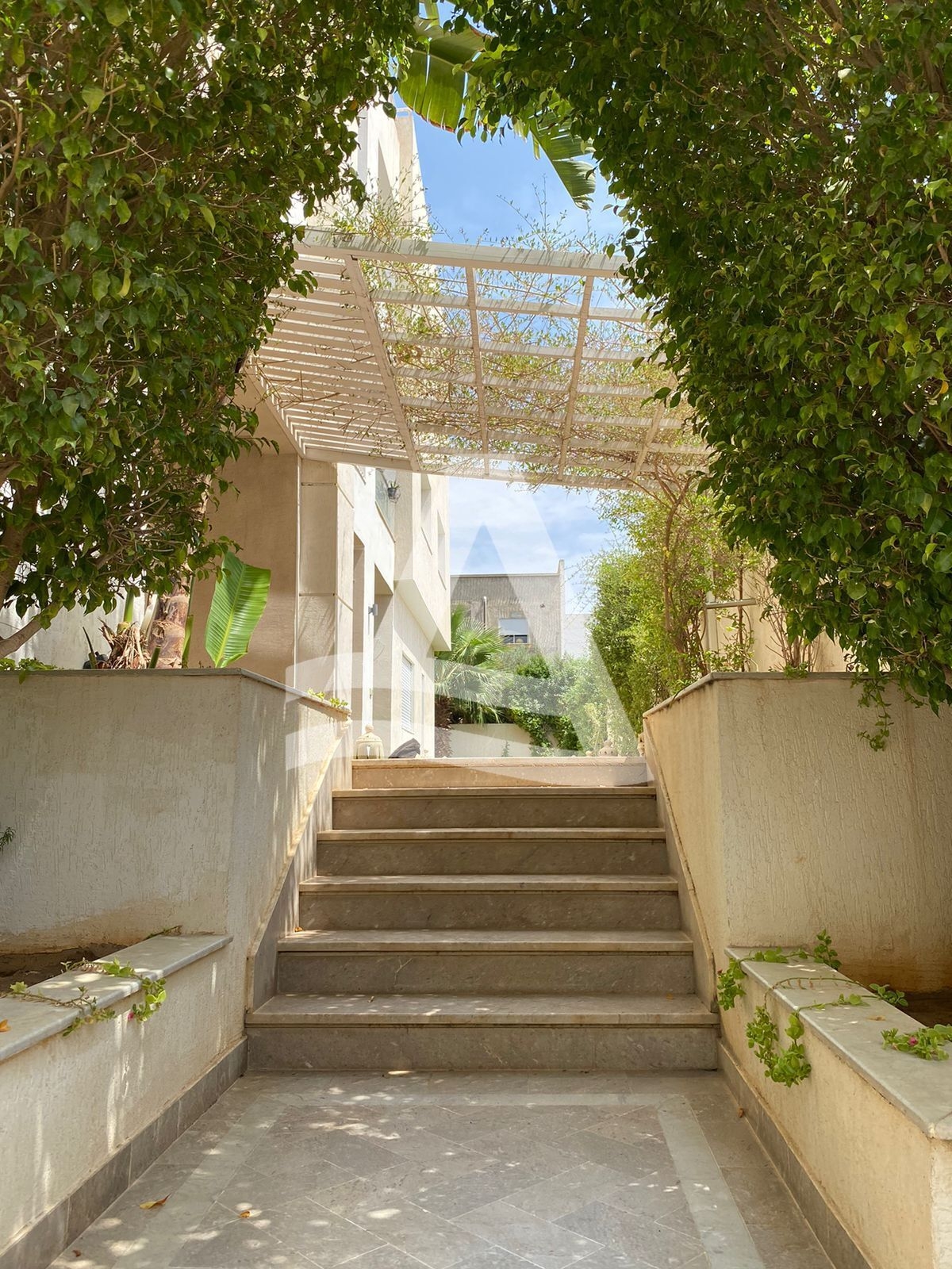 Appartement S+4 avec jardin à louer - La Marsa image 0