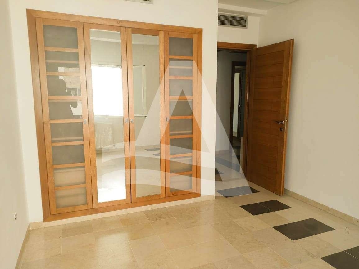 Appartement S+3 à louer - La Marsa image 2