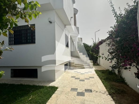 Location d'une villa en duplex avec jardin, à la Marsa image 0