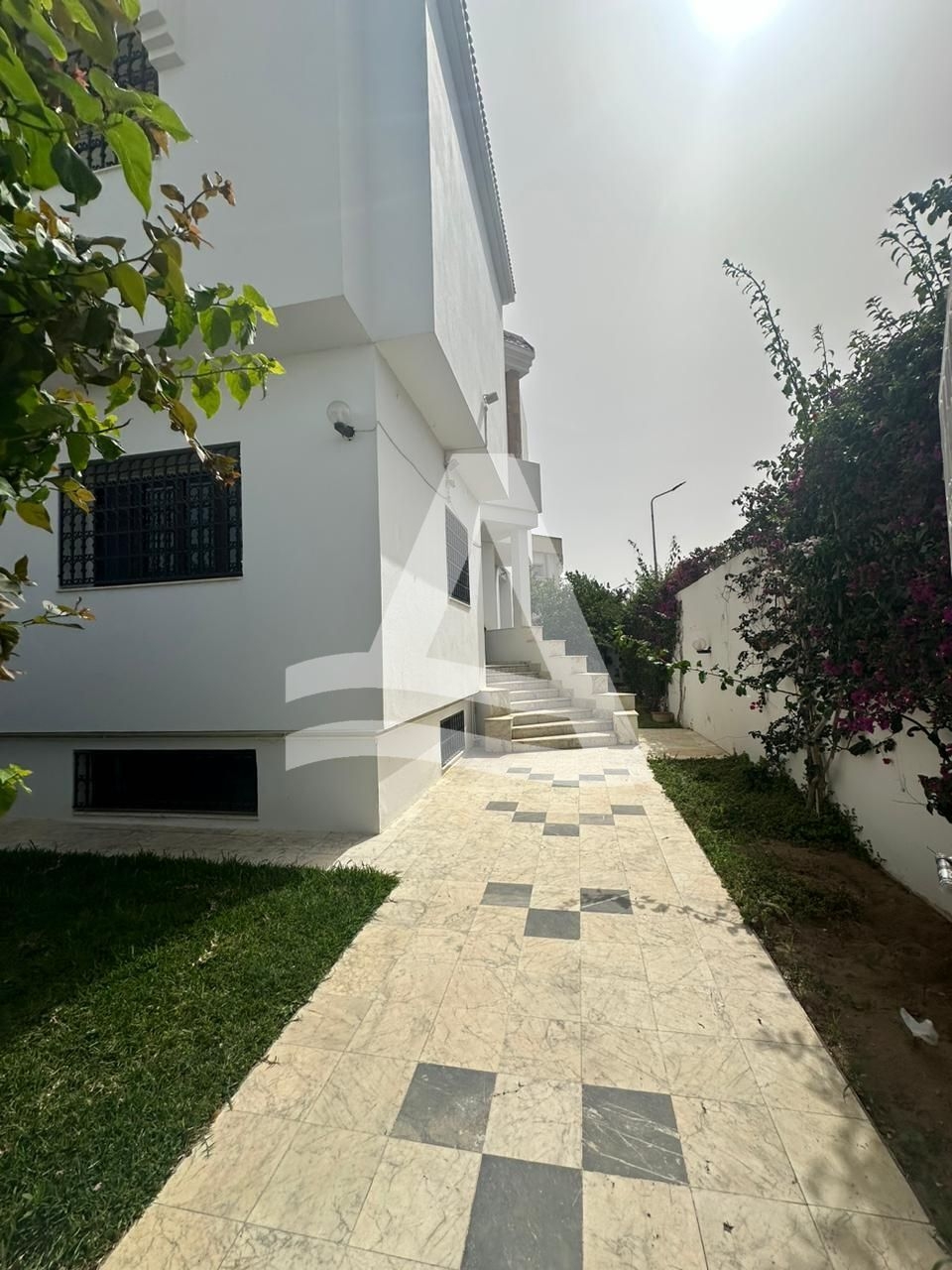 Location d'une villa en duplex avec jardin, à la Marsa image 0